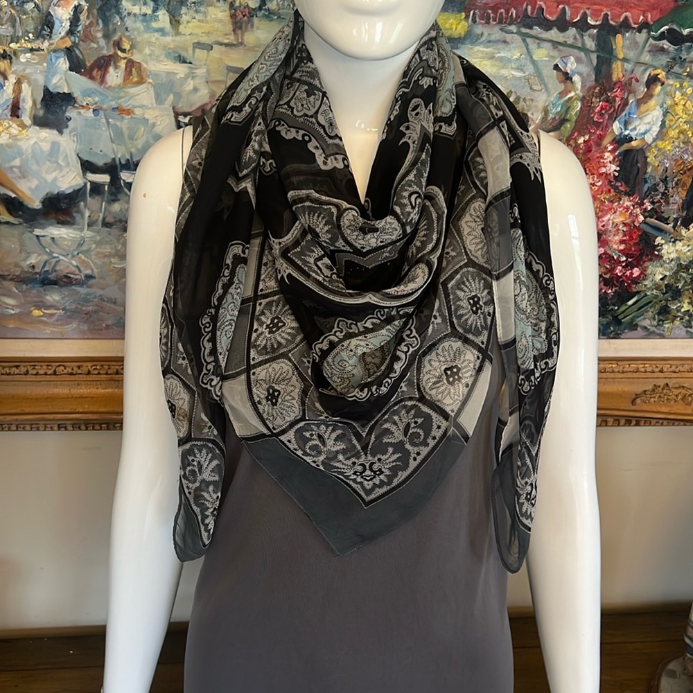 SQUARE MEDALLION SCARF